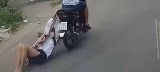 Tên cướp kéo lê cô gái hàng trăm mét trên đường ở Sài Gòn Ten cuop keo le co gai hang tram met tren duong o Sai Gon