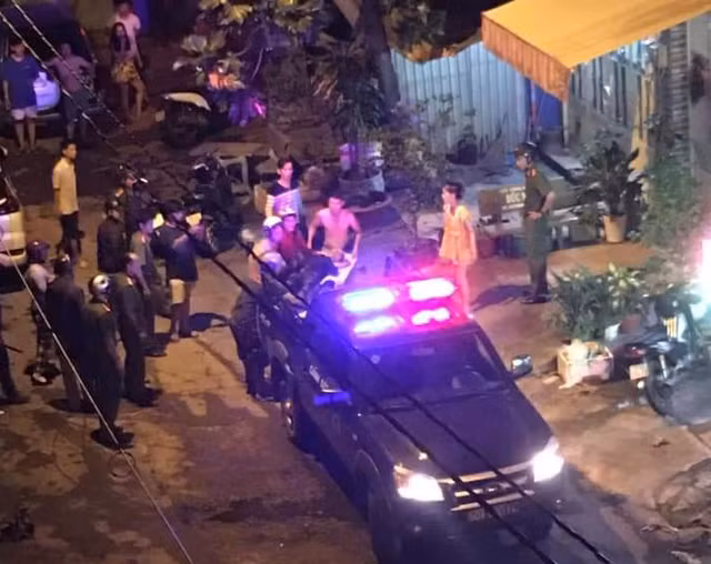 Hon chien kinh hoang o Sai Gon, 5 nguoi bi thuong, 1 nguoi dut gan lia tay