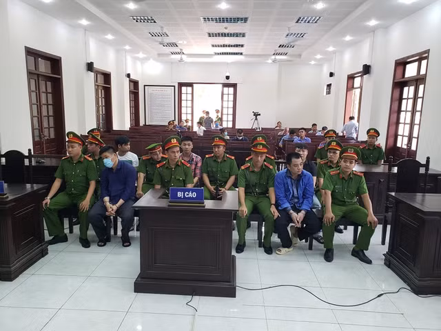 Giang '36' cùng đàn em vây xe công an ở Đồng Nai hầu toà Giang '36' cung dan em vay xe cong an o Dong Nai hau toa