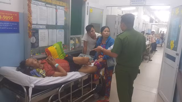 Cụ ông 72 tuổi bị nhóm thanh niên Sài Gòn dàn cảnh cướp 400 tờ vé số - Hình 2 Cu ong 72 tuoi bi nhom thanh nien Sai Gon dan canh cuop 400 to ve so-Hinh-2