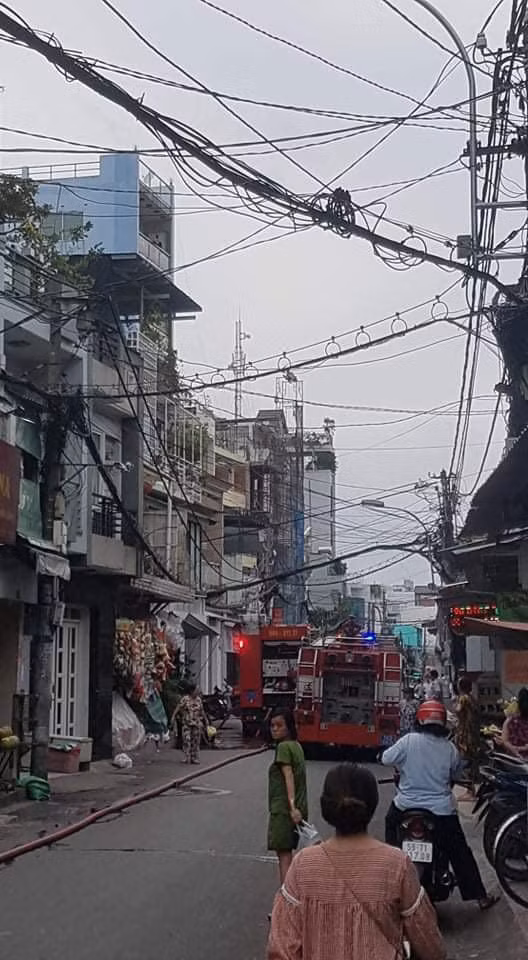 Cháy nhà trong hẻm ở Sài Gòn, người phụ nữ tử vong - Hình 2 Chay nha trong hem o Sai Gon, nguoi phu nu tu vong-Hinh-2
