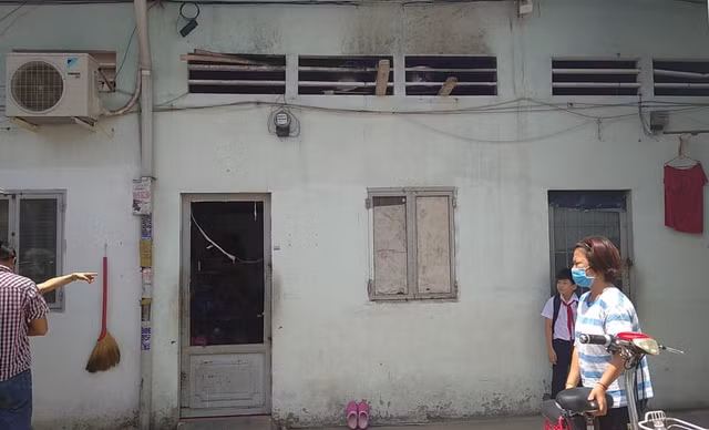 Hiện trường phòng trọ 2 cha con chết cháy ở Sài Gòn - Hình 4 Hien truong phong tro 2 cha con chet chay o Sai Gon-Hinh-4