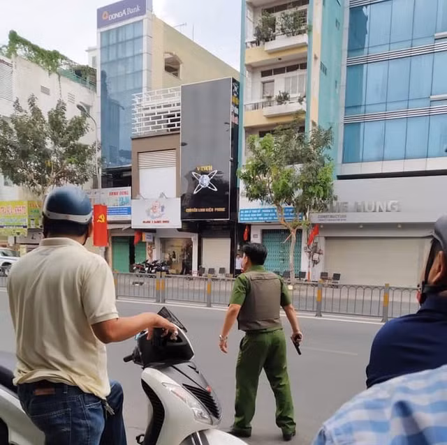 Thanh niên nghi ngáo đá cầm lựu đạn cố thủ gần ngân hàng Đông Á đã bỏ trốn Thanh nien nghi ngao da cam luu dan co thu gan ngan hang Dong A da bo tron