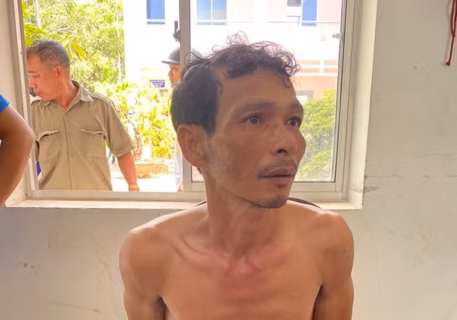 Kẻ phóng hoả định thiêu sống 2 mẹ con người tình: Cột chặt cửa nhà hàng xóm trước khi hành động Ke phong hoa dinh thieu song 2 me con nguoi tinh: Cot chat cua nha hang xom truoc khi hanh dong