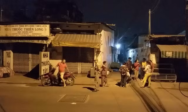 Vợ dắt con gái ra đường ngồi, chồng khoá cửa phòng trọ châm lửa đốt Vo dat con gai ra duong ngoi, chong khoa cua phong tro cham lua dot
