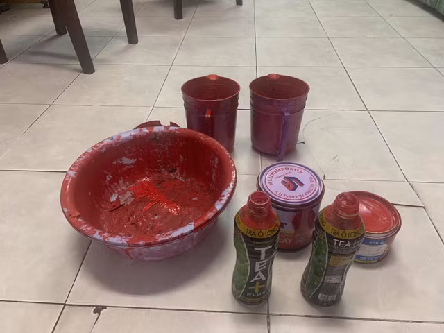 Một gia đình ở Sài Gòn bị nhóm đòi nợ khủng bố bằng sơn, chất bẩn - Hình 6 Mot gia dinh o Sai Gon bi nhom doi no khung bo bang son, chat ban-Hinh-6