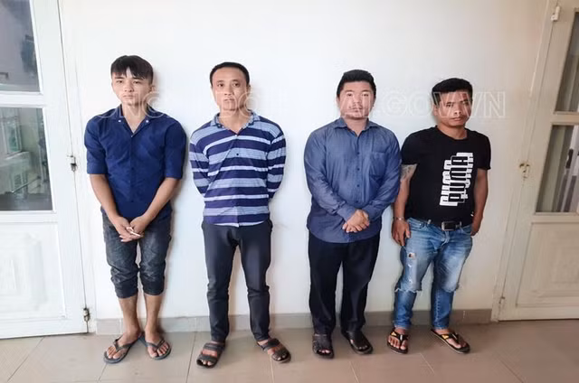 Nhóm giang hồ cho vay nặng lãi chiếm nhà con nợ Nhom giang ho cho vay nang lai chiem nha con no