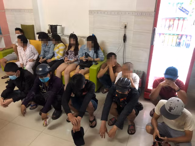 21 dân chơi thác loạn ma tuý trong khách sạn ở Sài Gòn - Hình 4 21 dan choi thac loan ma tuy trong khach san o Sai Gon-Hinh-4