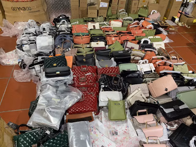 Dot nhap tong kho hang chuc van hang gia LV, Gucci, Chanel cua dai gia o Lao Cai-Hinh-3