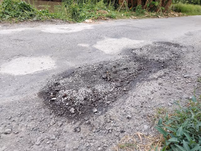 Tân Hiệp (Kiên Giang): 2 tuyến đường “vừa làm đã hỏng” là do trời mưa - Hình 2 Tan Hiep (Kien Giang): 2 tuyen duong “vua lam da hong” la do troi mua-Hinh-2