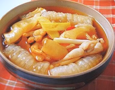"Đặc sản không giống ai" lại sở hữu bộ phận quý gần chục triệu đồng 1kg - Hình 7 Bong bóng cá lạc là túi hơi của các loài cá và chứa nhiều dưỡng chất như protein, collagen, canxi, vitamin, và khoáng chất, rất tốt cho sức khỏe con người. Trong y học cổ truyền, bong bóng cá Lạc được cho là có tác dụng bổ thận, tư dưỡng cân mạch, và có lợi cho sức khỏe của thận.