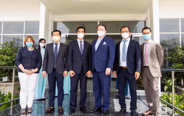 Tân đại sứ quán Hoa Kỳ tại Việt Nam thăm nhà máy sữa Vinamilk tại Cần Thơ Tan dai su quan Hoa Ky tai Viet Nam tham nha may sua Vinamilk tai Can Tho