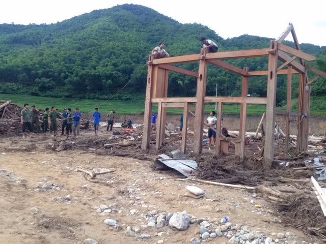 Người đàn ông liều mình cứu 8 người khỏi dòng nước lũ chảy xiết - Hình 3 Nguoi dan ong lieu minh cuu 8 nguoi khoi dong nuoc lu chay xiet-Hinh-3