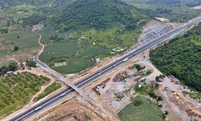 Những hiểm nguy rình rập trên tuyến cao tốc Dầu Giây - Phan Thiết - Hình 5 Nhung hiem nguy rinh rap tren tuyen cao toc Dau Giay - Phan Thiet-Hinh-5