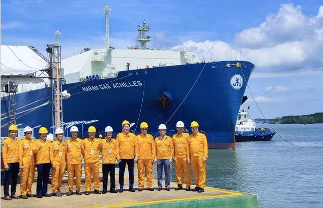 Can canh chuyen tau nhap khau LNG dau tien cap ben Thi Vai cua PV GAS-Hinh-4