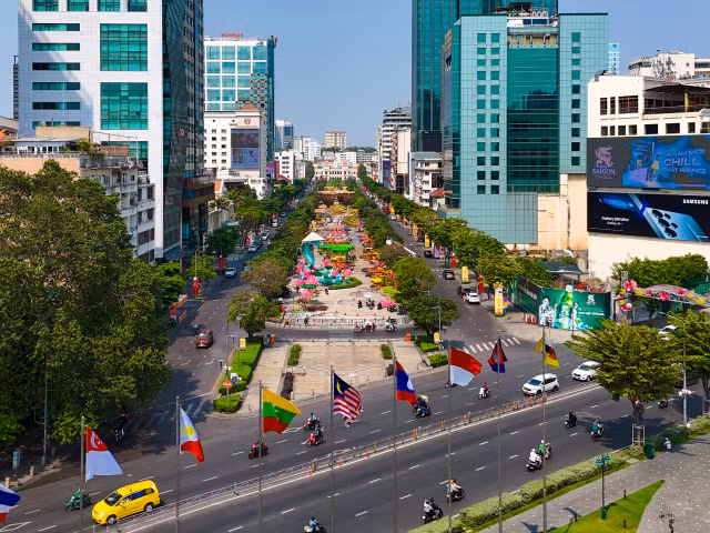 Cận cảnh đường hoa Nguyễn Huệ chuẩn bị cho ngày khai mạc - Hình 9 Can canh duong hoa Nguyen Hue chuan bi cho ngay khai mac-Hinh-9