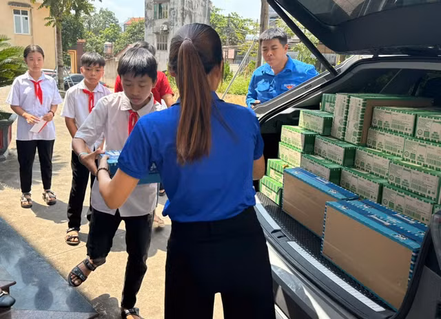 VInamilk vượt cam kết 1.2 triệu sản phẩm cho học sinh vùng bão lũ - Hình 5 VInamilk vuot cam ket 1.2 trieu san pham cho hoc sinh vung bao lu-Hinh-5