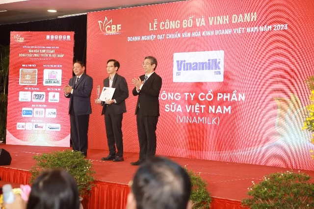 Vinamilk được vinh danh “Doanh nghiệp đạt chuẩn văn hóa kinh doanh Việt Nam“ - Hình 2 Vinamilk duoc vinh danh “Doanh nghiep dat chuan van hoa kinh doanh Viet Nam“-Hinh-2