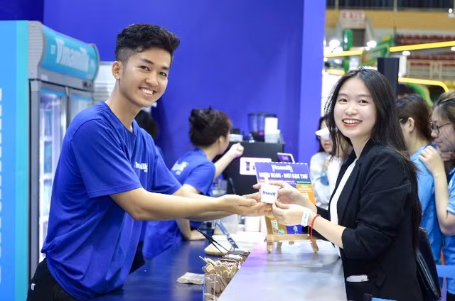 Suc hut cua VINAMILK tai trien lam quoc te chuyen nganh sua-Hinh-4