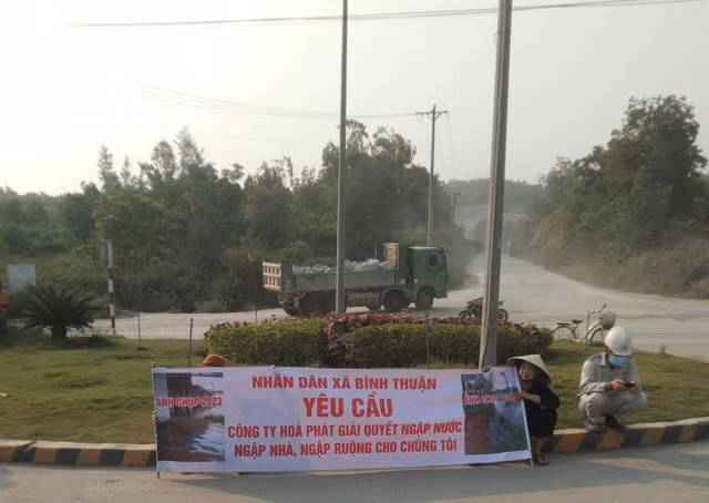 Quang Ngai: Dan keo len nha may thep Hoa Phat keu cuu vi ngap nuoc