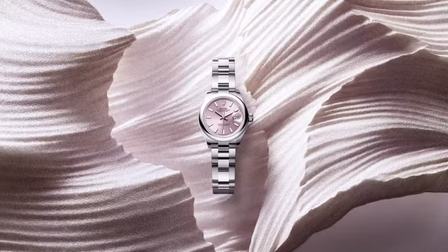 classic-watches-lady-datejust-features-white-gold-pink-dial-ambiance-m279160-0002.jpg