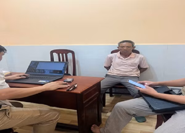 Bắt giữ đối tượng truy nã đặc biệt nguy hiểm đang lẩn trốn trên công trường Bat giu doi tuong truy na dac biet nguy hiem dang lan tron tren cong truong