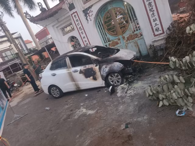 Ô tô bị cháy rụi phần đầu xe.