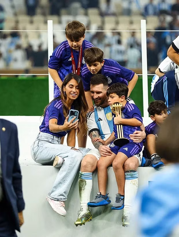 Su that buc anh con trai cua Messi ngat xiu tren khan dai khi bo vo dich World Cup-Hinh-4