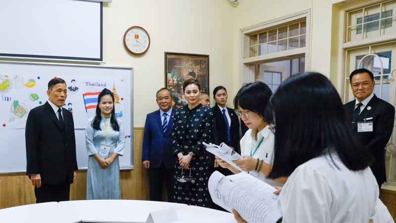 Nhà vua Thái Lan và Hoàng hậu thăm Trung tâm Ngôn ngữ, Văn hóa Thái Lan