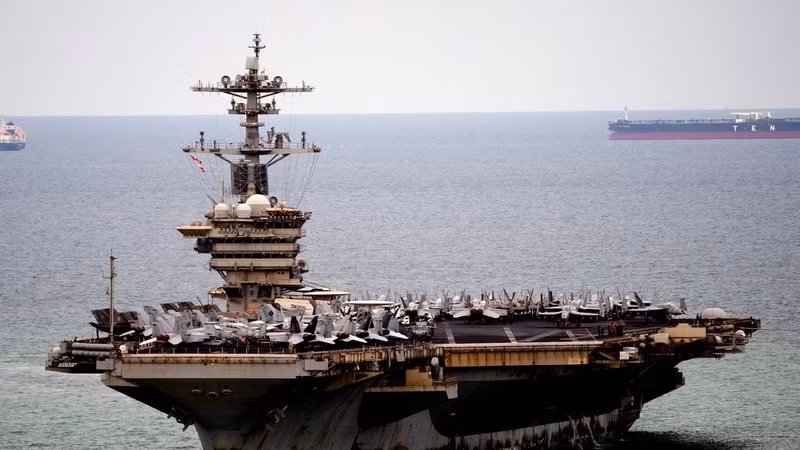 Tàu sân bay USS Abraham Lincoln tại cảng Laem Chabang, Thái Lan ngày 2/9. Ảnh: AP